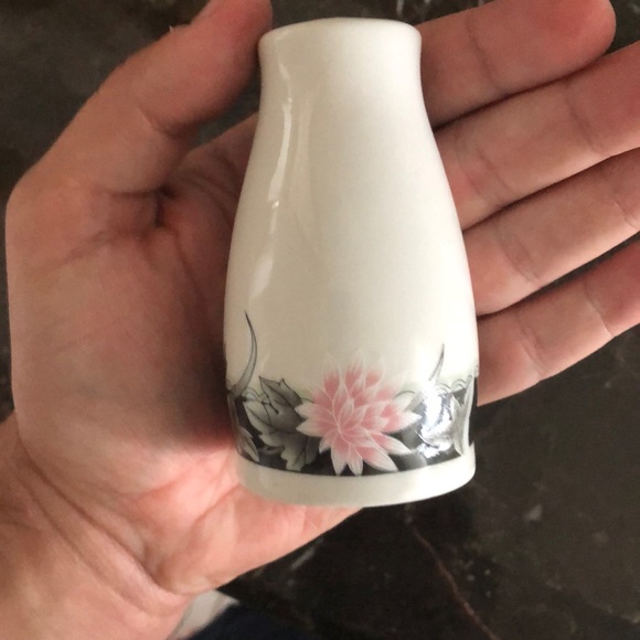 1980’s salt and pepper shaker set - Picture 2 of 5